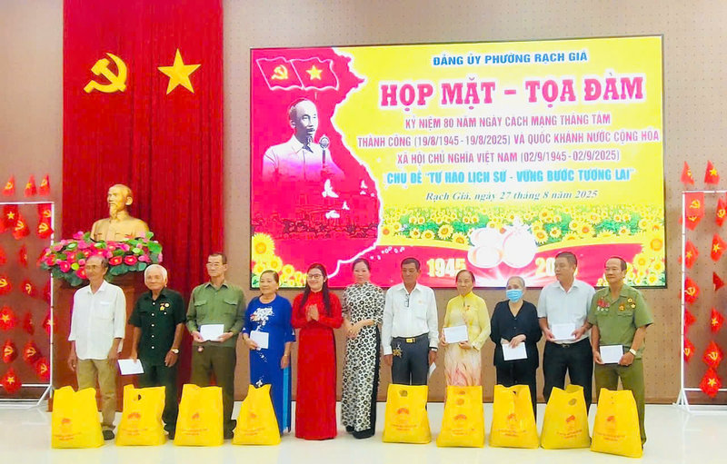 Đồng chí Nguyễn Thị Phương Thủy, Chủ tịch UB MTTQ (bên phải) và đồng chí Nguyễn Hồng Linh, Phó Chủ tịch UBND phường (bên trái) trao tặng quà cho gia đình chính sách khó khăn